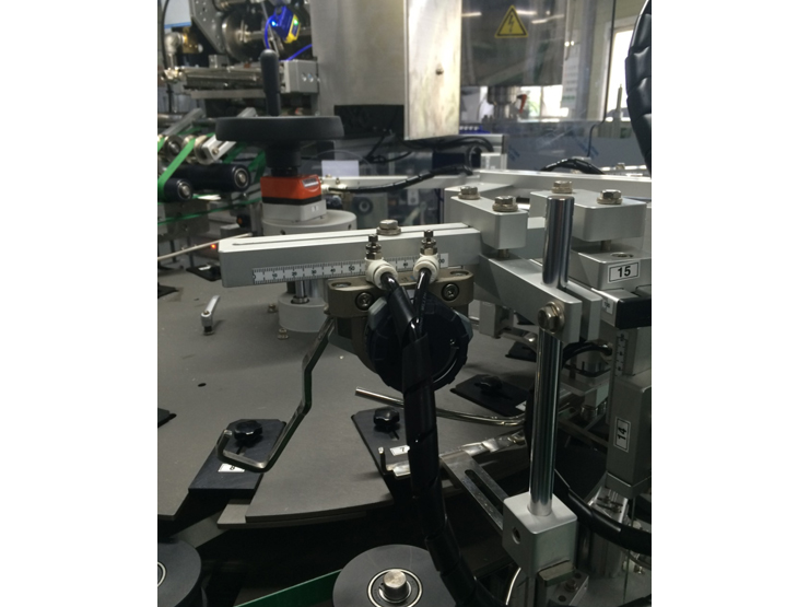 Side wing bending device
